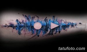 Фото акварельной татуировки на руке, с изображением абстрактного узора из синих, розовых и фиолетовых оттенков. Идеально для тех, кто любит яркие и необычные дизайны.