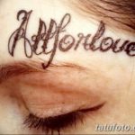 Фото тату надбровной дугой: надпись 'All for love' выполненная тонким шрифтом. Черно-белое изображение, демонстрирующее необычное расположение татуировки.