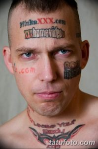 Фото тату на лице мужчины: надписи, символы и рисунки. Татуировки выполнены в различных цветах, расположены на лбу, щеках и подбородке.