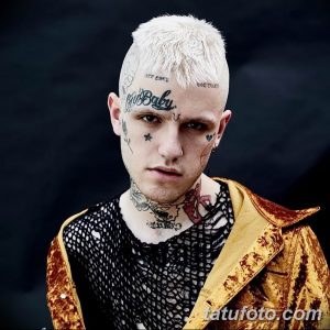Фото тату Lil Peep, демонстрирующее многочисленные татуировки на лице, шее и голове. Изображены надписи, символы и рисунки в стиле минимализм.