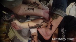 Фото тату: Несколько парных черно-серых татуировок с изображением богини Ники на предплечьях разных людей.