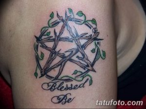 Фото тату: татуировка на плече с изображением тернового венца и надписью "Blessed Be". Подходит для верующих людей.