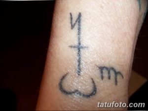 Фото тату с изображением армянских символов на предплечье. Простой и лаконичный рисунок татуировки, отражающий культурное наследие.
