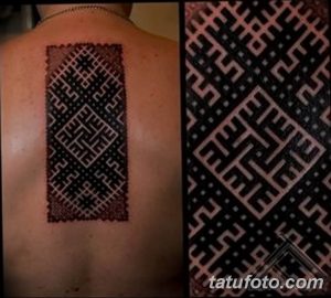 Фото татуировки на спине, выполненной в стиле трайбл. Сложный геометрический узор из черных линий, напоминающий лабиринт.