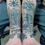 Фото тату, покрывающее обе руки, с кельтскими узорами, крестом и символикой. Детализированный рисунок татуировки в черно-белой гамме.