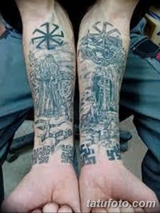 Фото тату, покрывающее обе руки, с кельтскими узорами, крестом и символикой. Детализированный рисунок татуировки в черно-белой гамме.