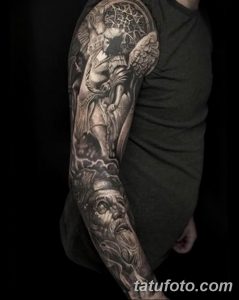 Фото тату ангела на руке мужчины. Ангел изображен с распростертыми крыльями и печальным выражением лица.