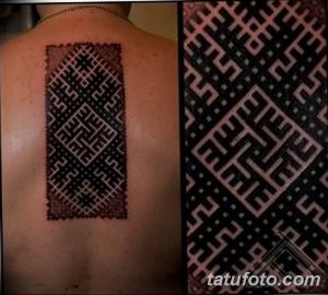 Фото татуировки в стиле трайбл на спине. Изображение выполнено в черном цвете с использованием геометрических узоров и орнаментов.