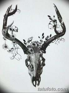 Эскиз татуировки в стиле blackwork, изображающий череп оленя, увитый цветами и листьями. Идеально для тех, кто ценит контраст жизни и смерти.