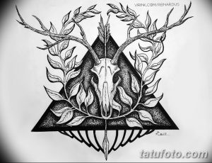 Эскиз татуировки с изображением черепа оленя, окруженного листьями и заключенного в треугольник. Выполнен в графическом стиле с использованием черных линий и точечной техники.