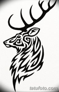 Эскиз татуировки: голова оленя, выполненная в стиле трайбл с использованием черных узоров и спиралей.