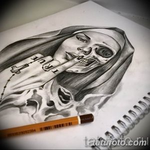 Черно-белый эскиз татуировки с изображением монахини, лицо которой частично скрыто черепом, выполненный в реалистичном стиле.