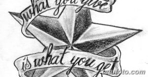 Черно-белое фото татуировки с изображением звезды и надписи 'What you give is what you get'. Эскиз выполнен в графическом стиле.