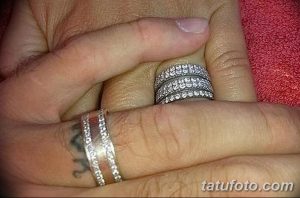 Фото татуировки на пальце: небольшая татуировка в виде символа. Минималистичный рисунок татуировки.