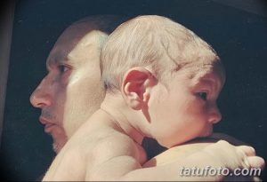 Крупный план отца, держащего новорожденного ребенка, демонстрирующий татуировки на шее и плече. Фотография передает нежность и любовь.