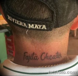 Фото тату: мужчина с татуировкой надписью "Fajita Cheater" на задней части шеи. Детализированный рисунок татуировки.