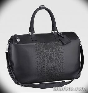 Фото тату: стильный рисунок с узорами и логотипом Louis Vuitton, выполненный на черной кожаной сумке. Элегантный и современный дизайн.