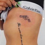 Фанаты Джеси Нельсон защищают певицу из Little Mix после того, как она набила тату в виде пистолета - фото 2