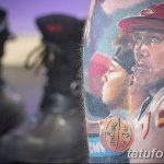 Фотография реалистичной татуировки с изображением баскетболиста, выполненной на руке, демонстрирующая высокую детализацию и мастерство.