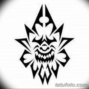 Черно-белый эскиз татуировки в стиле трайбл с изображением демонической маски, выполненной из геометрических фигур.