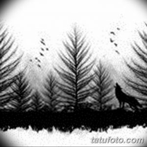 Черно-белое фото татуировки с изображением волка, стоящего в лесу. Силуэтный стиль, минималистичная проработка, размытый фон.
