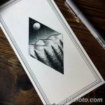 Черно-белое фото татуировки с изображением гор, леса и луны. Детализированная проработка, реалистичный стиль, точечная техника.
