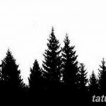 Черно-белое фото татуировки с изображением силуэта леса на фоне белого неба. Минималистичный стиль, четкие линии.