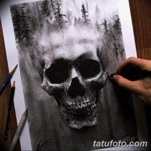 Черно-белый эскиз татуировки с изображением черепа, внутри которого виден лес, выполненный в реалистичном стиле.