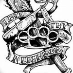 Фото эскиза татуировки с изображением кинжала, кастета и надписи 'Love Thy Neighbor'. Чёрно-белая графика с элементами традиционной татуировки.
