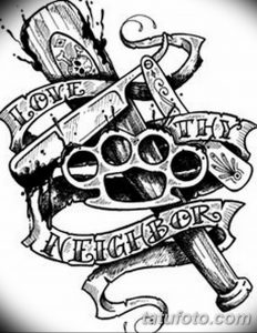 Фото эскиза татуировки с изображением кинжала, кастета и надписи 'Love Thy Neighbor'. Чёрно-белая графика с элементами традиционной татуировки.