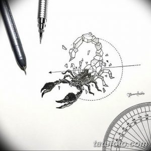 Черно-белый эскиз татуировки скорпиона, выполненный в геометрическом стиле с элементами компаса и тонкими линиями.