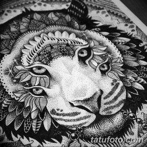 Черно-белое фото тату с изображением головы льва, выполненного в технике pointillism. Детализированный рисунок с множеством точек.