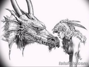 Черно-белый эскиз татуировки дракона и девушки, смотрящих друг на друга, с детально проработанными лицами и текстурами, романтичный и загадочный дизайн.