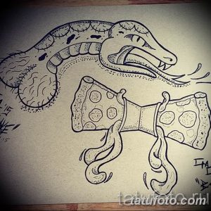 Черно-белый эскиз татуировки, изображающий змею, обвивающую куски пиццы. Рисунок выполнен в юмористическом стиле с использованием простых линий и забавных деталей.