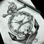 Фото эскиза татуировки: компас, окруженный якорем и лавровым венком, выполненный в технике графики. Детализированный рисунок.