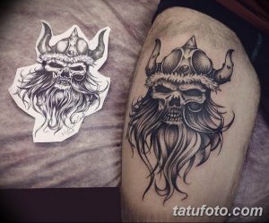 Фото тату на бедре: голова викинга в рогатом шлеме, выполненная в технике blackwork с использованием четких линий и контрастных теней. Эскиз татуировки.