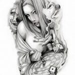 Черно-белое фото тату на руке с изображением девушки, играющей в кости. Вокруг – лица и узоры.