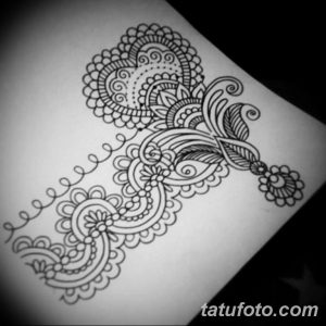 Фотография эскиза татуировки в стиле Mehndi, представляющего собой изящные узоры, имитирующие рисунки хной на теле. Идеально для любителей восточной культуры.