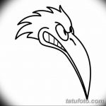 Чёрно-белый эскиз татуировки с изображением головы попугая в профиль, выполненный в минималистичном стиле с четкими линиями.