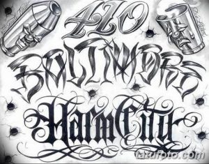 Черно-белый эскиз татуировки с надписью "410 Baltimore", изображением пистолетов и пуль. Стиль – реализм и леттеринг.