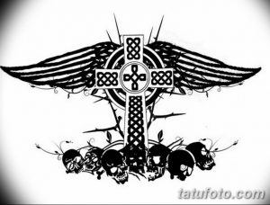 Черно-белый эскиз татуировки с изображением креста, украшенного крыльями и окруженного черепами. Детализированный рисунок в готическом стиле, подходит для груди или спины.