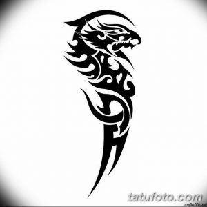 Черно-белый эскиз татуировки хищной птицы, выполненный в стиле трайбл, с плавными линиями и острыми углами.