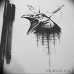 Черно-белый эскиз татуировки ворона с геометрическими элементами. Рисунок выполнен в графическом стиле с использованием тонких линий и точечной техники.