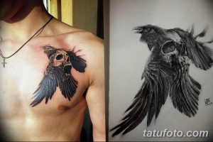 Фотография татуировки на груди, изображающей ворона, сидящего на человеческом черепе. Рисунок выполнен в стиле реализм с высокой детализацией и использованием черно-серых оттенков.