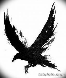 Черно-белый эскиз татуировки ворона в полете, выполненный в минималистичном стиле. Рисунок состоит из нескольких мазков кисти, создающих силуэт птицы.