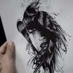 Черно-белый эскиз татуировки, изображающий ворона, частично сливающегося с женским лицом. Рисунок выполнен в стиле графика с использованием точечной техники.