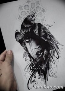 Черно-белый эскиз татуировки, изображающий ворона, частично сливающегося с женским лицом. Рисунок выполнен в стиле графика с использованием точечной техники.