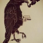 Эскиз татуировки с изображением ворона в шляпе и с трубкой. Черно-белый рисунок с детальной проработкой оперения и аксессуаров.