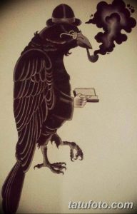 Эскиз татуировки с изображением ворона в шляпе и с трубкой. Черно-белый рисунок с детальной проработкой оперения и аксессуаров.