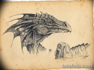 Черно-белый эскиз татуировки, изображающий голову дракона на фоне скалистого пейзажа, выполненный в реалистичном стиле с высокой детализацией.